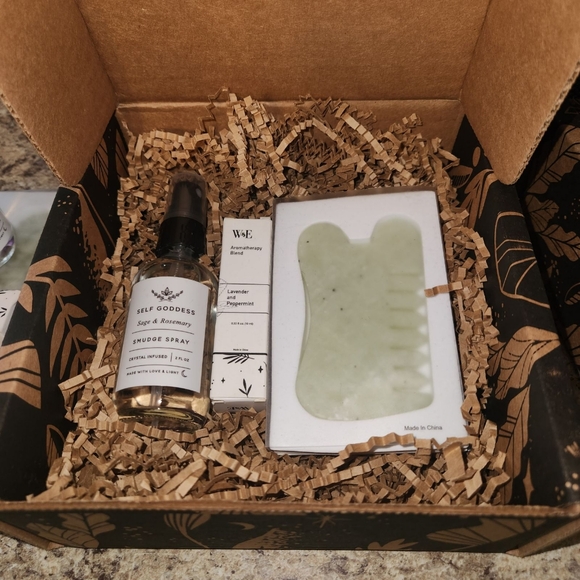 Crystal Infused Smudge Spray & Aromatherapy Roller, and Jade Scalp Massager Gift - Picture 3 of 10